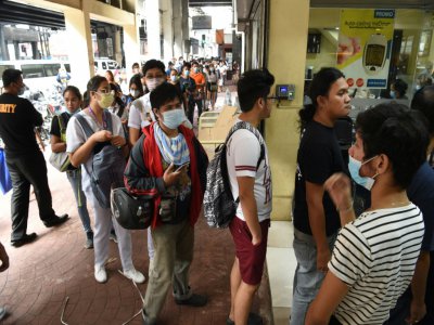 Des personnes font la queue pour recevoir des masques de protection distribués gratuitement, le 31 janvier 2020 à Manille, aux Philippines - Ted ALJIBE [AFP]