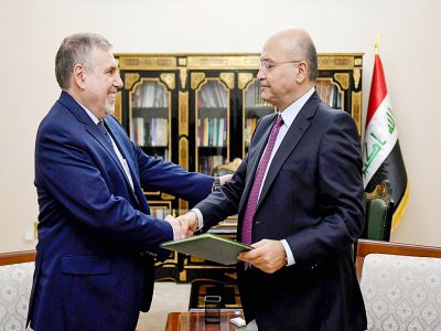 Le président irakien Barham Saleh (d) et le nouveau Premier ministre Mohammed Allawi, le 1er février 2020 à Bagdad - - [Iraqi Presidency Media Office/AFP]