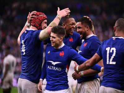 Les joueurs du XV de France exultent après leur victoire sur l'Angleterre pour leur entrée dans le tournoi des Six Nations, le 2 février 2020 au stade de France - FRANCK FIFE [AFP]