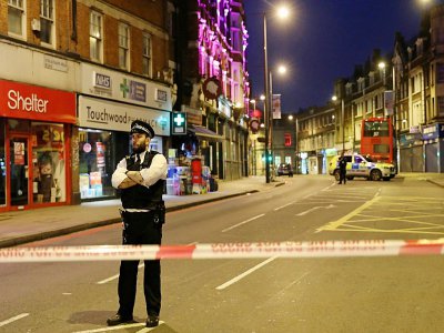 Un policier dans le sud de Londres, le 2 février 2020, après une attaque au couteau à caractère "terroristee". - ISABEL INFANTES [AFP]