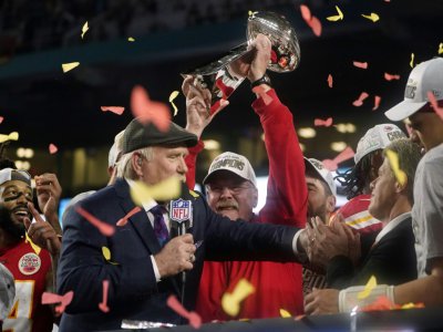 Andy Reid, l'entraîneur de Kansas City (c), avec le trophée du Super Bowl remporté le 2 février 2020 à Mimai (Etats-Unis) - TIMOTHY A. CLARY [AFP]