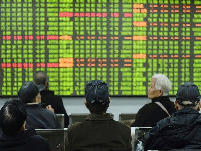 Des investisseurs regardent un écran montrant les mouvements du marché dans une entreprise de sécurité à Hangzhou (est de la Chine), le 3 février 2020 - STR [AFP]