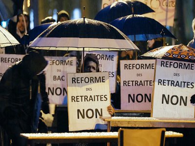 Etudiants et professeurs manifestent contre la réforme des retraites à Tours, le 30 janvier 2020 - GUILLAUME SOUVANT [AFP/Archives]