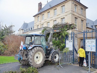 Les agriculteurs sont venus devant la préfecture de Rouen avec leurs tracteurs, le vendredi 31 janvier. - Le Courrier cauchois