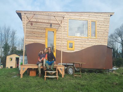 Delphine Ravaux et sa famille ont décidé de vendre leur appartement pour vivre dans une tiny house. Elle a été livrée comme un mobil-home sur un terrain en location. Leur nouvelle vie peut désormais commencer.