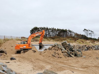 L'enrochement qui protège les dunes de Hauteville-sur-Mer a été renforcé, en prévision des grandes marées à venir. - Thierry Valoi