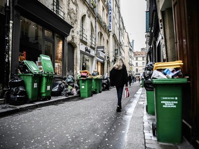 Dans une rue de Paris, le 3 février 2020, où les ordures ne sont pas ramassées depuis plusieurs jours en raison d'une grève des éboueurs - Martin BUREAU [AFP]