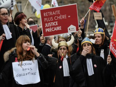 Des avocats manifestent à Paris le 3 février 2020 contre la réforme des retraites - CHRISTOPHE ARCHAMBAULT [AFP]