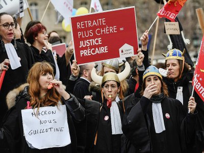 Des avocats manifestent contre la réforme des retraites, le 3 février 2020, à Paris - CHRISTOPHE ARCHAMBAULT [AFP]