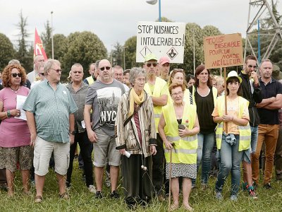 Des personnes manifestent contre les rejets dans l'atmosphère de l'usine Sanofi à Mourenx (Pyrénées-Atlantiques), le 1er juillet 2019 - IROZ GAIZKA [AFP/Archives]