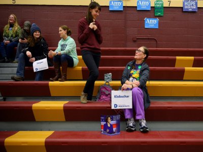 Madeline Kinkel tente de convaincre sa mère, soutien d'Amy Klobuchar de voter pour Bernie Sanders, à Des Moines, dans l'Iowa, le 3 février 2020 - JIM WATSON [AFP]