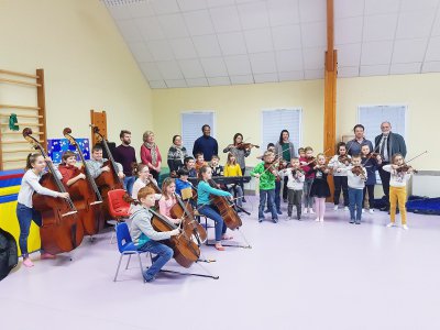 Chaque jeudi matin, au sein de leur école, 25 élèves de l'école primaire des P'tites Gommes de Gommerville jouent d'un instrument, dans le cadre d'un dispositif qui a pour objectif de favoriser l'accès à la pratique de la musique. - Joris Marin