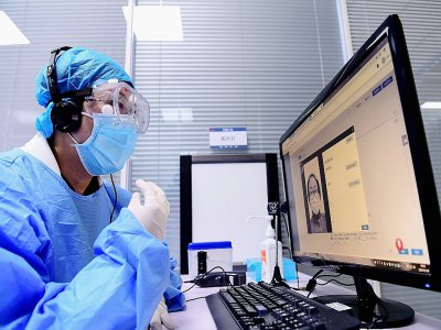 Un médecin parle avec un patient durant une consultation en ligne dans un hôpital de Shenyang (nord-est de la Chine), le 4 février 2020 - STR [AFP]