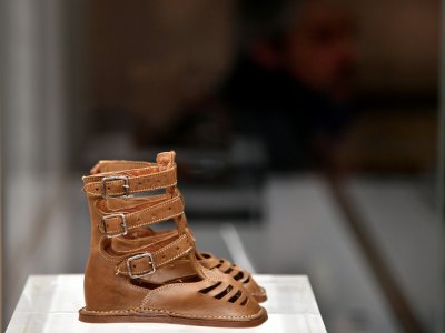 Des sandales visibles au palais Pitti de Florence lors de l'exposition "Aux pieds des dieux" , le 30 janvier 2020 en Italie - Tiziana FABI [AFP]