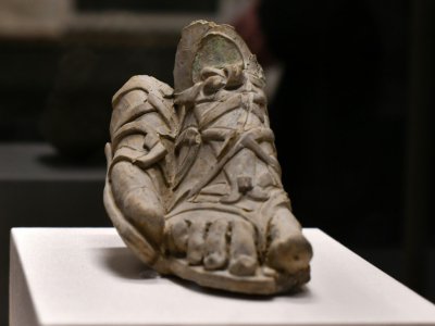 Une sculpture de pieds chaussés de sandales lacées de légionnaires romains lors de l'exposition "Aux pieds des dieux" au palais Pitti de Florence, le 30 janvier 2020 en Italie - Tiziana FABI [AFP]