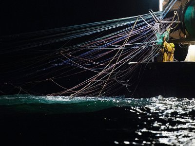 Pêche au filet pélagique en bœuf, Golfe de Gascogne, 8 janvier 2020 - LOIC VENANCE [AFP]