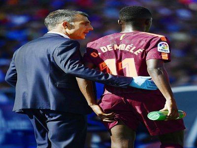 Ousmane Dembélé blessé à la cuisse sort du terrain accompagné par le médecin du FC Barcelone lors du match à Getafe, le 16 septembre 2017 - PIERRE-PHILIPPE MARCOU [AFP/Archives]