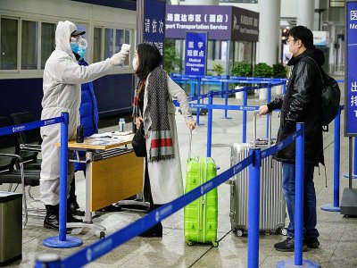 Contrôle de température des passagers arrivant à l'aéroport international Pudong de Shanghai, le 4 février 2020 - NOEL CELIS [AFP]