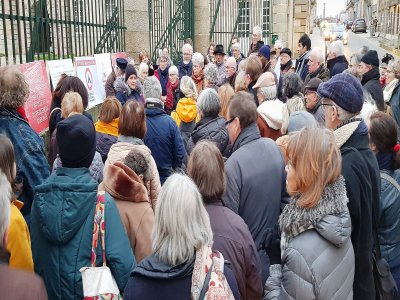 Une centaine de manifestants est venue demander le mardi 4 février, devant la préfecture de l'Orne, que Zuhal ne soit pas expulsée. - Eric Mas