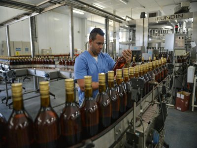 Dans une distillerie de rhum, à San Jose de las Lajas, à Cuba, le 15 mars 2018 - YAMIL LAGE [AFP/Archives]