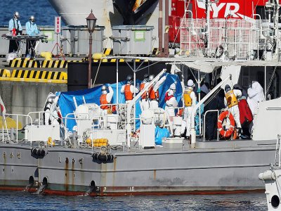 Une personne est évacuée du paquebot "Diamond Princess" placé en quarantaine au large du port de Yokohama, le 5 février 2020 - STR [JIJI PRESS/AFP]