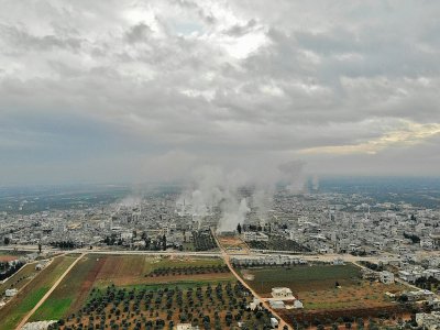 De la fumée s'élève au-dessus de la ville de Sarmin après des frappes aériennes des forces gouvernementales syriennes, le 4 février 2020 dans la province d'Idleb - Omar HAJ KADOUR [AFP]
