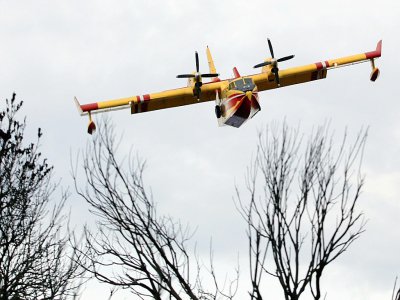 Reconnaissance aérienne dans la zone d'un incendie qui a ravagé plus de 200 hectares près du village de Vignale en Haute-Corse, le 16 décembre 2011 - PASCAL POCHARD CASABIANCA [AFP/Archives]