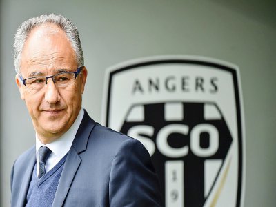 Le président du club de football d'Angers, Saïd Chabane, pose au siège du club, le 28 avril 2019 à Angers - LOIC VENANCE [AFP/Archives]