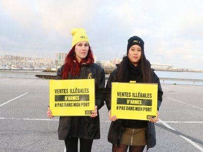 Eve Manzaneda et Julie Bernard sont militantes sur l'antenne caennaise d'Amnesty International, elles étaient mobilisées ce mercredi 5 février devant la Cité de la mer contre la vente d'armes. - Marthe Rousseau