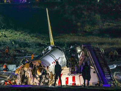 Un Boeing 737 de la compagnie turque Pegasus brisé en deux après être sorti de piste à l'aéroport international Sabiha Gökcen d'Istanbul, le 5 février 2020 - STR [AFP]