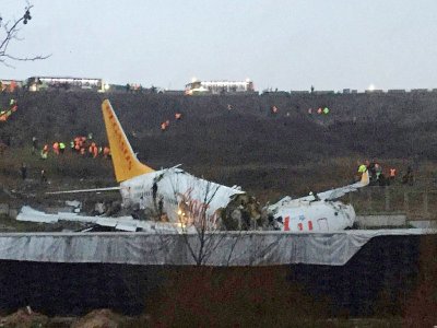 Un Boeing 737 de la compagnie turque Pegasus brisé en plusieurs parties après être sorti de piste à Istanbul le 5 février 2020 - Muhammed DEMIR [AFP]