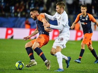 L'attaquant de Montpellier Andy Delort (g) marqué par le défenseur de Metz Thomas Delaine, le 5 février 2020 à Montpellier - Pascal GUYOT [AFP]