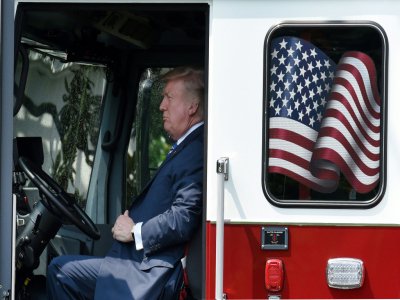Donald Trump au volant d'un camion de pompiers le 17 juillet 2017 - Olivier Douliery [AFP]