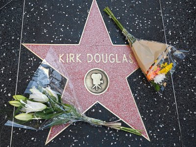 Des fleurs déposées sur l'étoile de Kirk Douglas sur le célèbre Walk of Fame d'Hollywood, le 5 février 2020 - Robyn Beck [AFP]