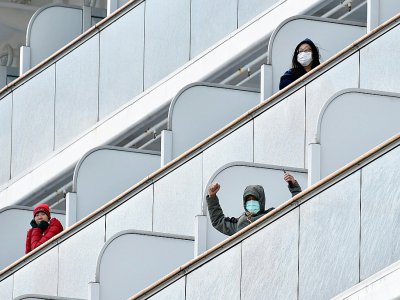 Des passagers du paquebot Diamond Princess au large de Yokohama (Japon) le 6 février 2020 - Kazuhiro NOGI [AFP]