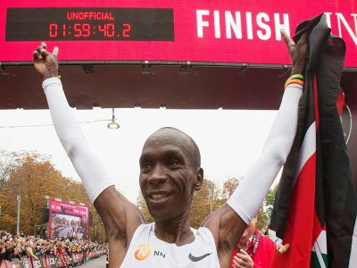 Le Kényan Eliud Kipchoge, le 12 octobre 2019 à Vienne après son passage sous la barre des deux heures au marathon - ALEX HALADA [AFP/Archives]