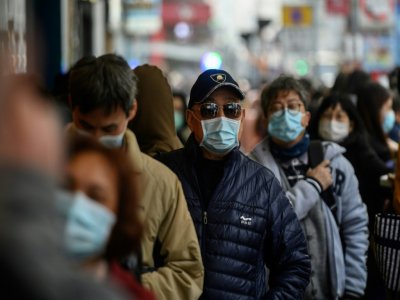 Des habitants de Wuhan font la queue devant un magasin le 1er février 2020 - Philip FONG [AFP]