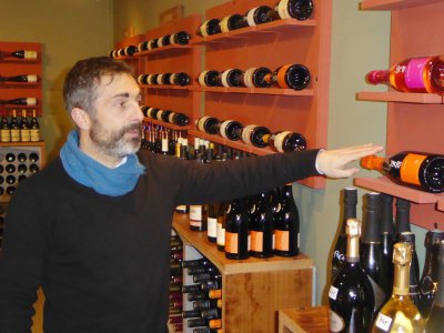 Sébastien Tailleux présente ses vins de propriétaires vignerons indépendants sélectionnés avec rigueur. - Joël Dupressoir