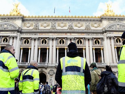 Des opposants à la réforme des retraites devant l'Opéra Garnier, à Paris, le 5 février 2020 - ALAIN JOCARD [AFP/Archives]
