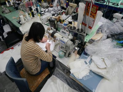Une employée confectionne une pièce de luxe dans l'atelier de Ferrara Manufacturing, en activité depuis plus de 30 ans dans le "Garment District" new-yorkais, le 16 janvier 2020 - TIMOTHY A. CLARY [AFP]