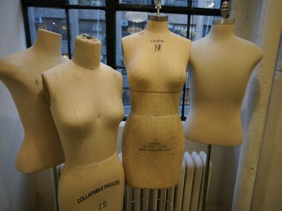 Une collection de vieux mannequins inutilisés dans l'atelier Ferrara Manufacturing, au coeur du Garment District new-yorkais - TIMOTHY A. CLARY [AFP]