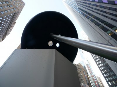 Une sculpture d'un bouton et d'une aiguille géantes érigée au coeur du Garment District, non loin de Times Square - TIMOTHY A. CLARY [AFP]