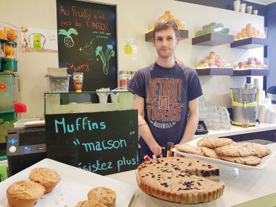 Alex Ducret, l'un des deux gérants du Fruity café. Il gère à la fois l'accueil, le service et la fabrication de pâtisseries comme les muffins ou tartes à la myrtille.