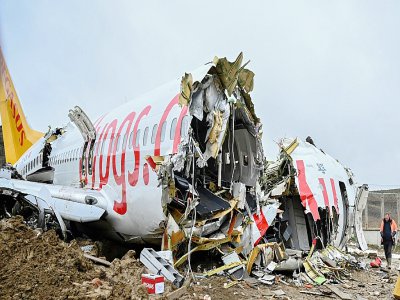 L'avion de la compagnie turque Pegasus brisé en deux lors de son atterrissage à Istanbul, le 6 février 2020 - Ozan KOSE [AFP]