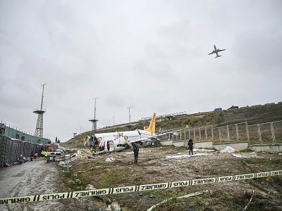 L'avion de la compagnie turque Pegasus brisé en deux lors de son atterrissage à Istanbul, le 6 février 2020 - Ozan KOSE [AFP]