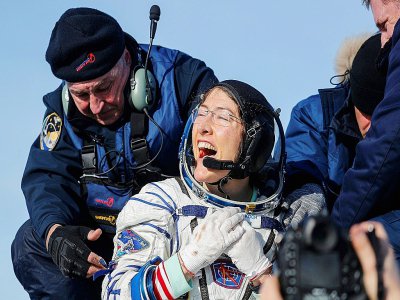Christina Koch peu après son atterrissage le 6 février 2020 - Sergei ILNITSKY [POOL/AFP]