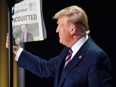 Le président américain Donald Trump brandit un exemplaire du quotidien USA Today au lendemain de son acquittement par le Sénat - Nicholas Kamm [AFP]
