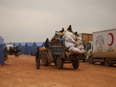 Un tracteur, chargé des affaires d'une famille syrienne, arrive dans un camp pour déplacés, dans le nord-ouest de la Syrie, près de la frontière turque, le 6 février 2020 - AAREF WATAD [AFP]