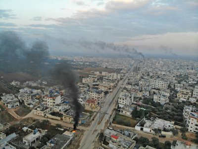 Les habitants de Binnish incendient des pneus pour gêner les frappes aériennes du régime syrien, le 6 février 2020 - Omar HAJ KADOUR [AFP]