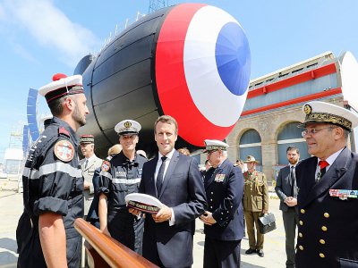 Le président Emmanuel Macron rencontre l'équipage du sous-marin nucléaire d'attaque français "Suffren" à Cherbourg, le 12 juillet 2019 - Ludovic MARIN [AFP/Archives]
